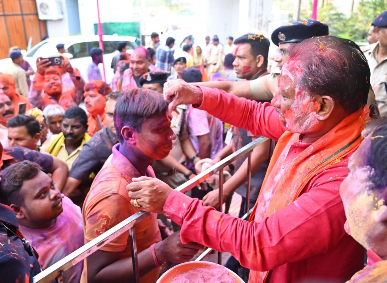 Chief Minister Vishnu Dev Sai celebrates Holi with villagers and children at Bagiya